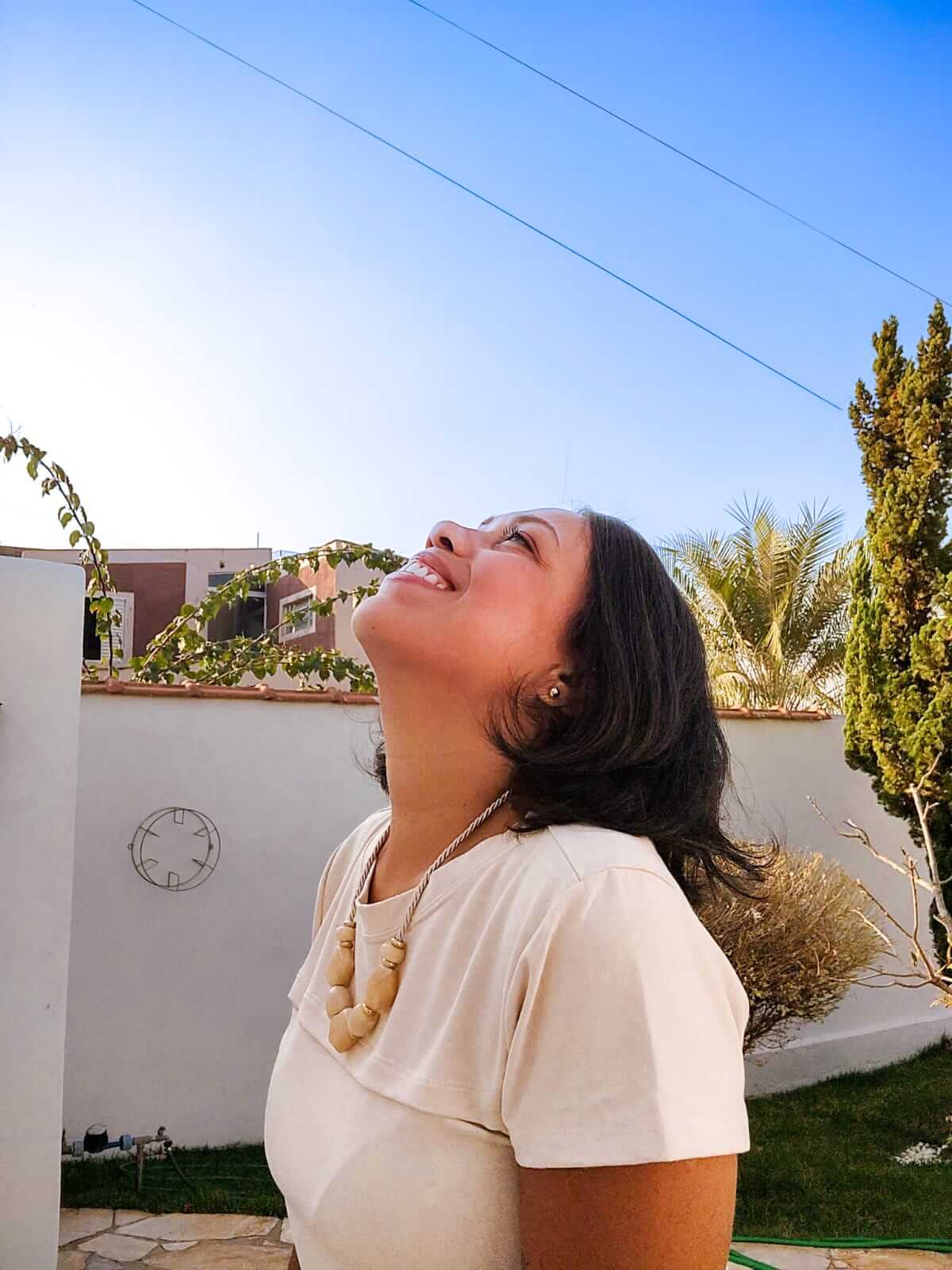 Quem sou eu Sou Vanielle Castro, psicóloga clínica.
Minha escuta é atravessada pelas experiências que marcam a vida de muitas mulheres e não estou fora delas.
Nem toda dor encontra acolhimento.
Muitas vivências nas relações ainda são tratadas como exagero, quando, na verdade, deixam marcas profundas. Em muitos momentos, aprendemos a suportar, silenciar e seguir, mesmo quando algo dentro pede cuidado.
Minha escolha pela psicologia e pela clínica nasce desse lugar. Do interesse pelas relações, pelos encontros que constroem e também pelos que machucam. Pelas perguntas que surgem quando a gente se perde tentando amar, agradar ou sustentar tudo sozinha.
Como profissional, meu lugar é o da escuta: atenta ao que cada pessoa traz, à sua história, aos seus afetos e às formas singulares de se relacionar. Não há respostas prontas e certas, há espaço para falar, compreender e dar novos sentidos ao que se vive.
Estar na clínica, para mim, é sustentar esse encontro: entre quem fala e quem escuta com cuidado, ética e presença.
Vanielle Castro